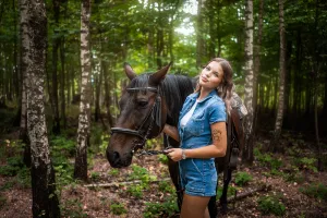 fotografovani-s-konmi-les-fantasy-styl-01