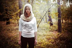 produktova-fotografie-damsky-bily-svetr-podzim-les