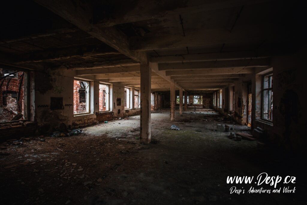 elias-palme-lustrarna-sklarna-opustena-tovarna-urbex-interier-01