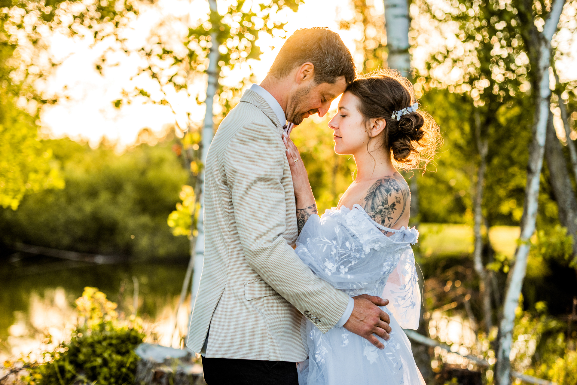 Romantické svatební foto novomanželů při západu slunce, profesionální fotografie v přírodě